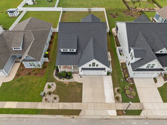 Building Photo - "Coastal Comfort Awaits: Spacious 3-Bed, 3-Bath Home in Holly Ridge!"
