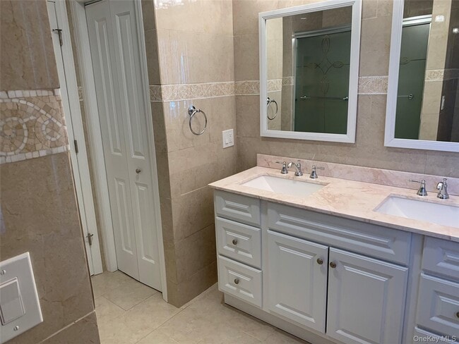 Building Photo - 97 Gainsborg Ave E