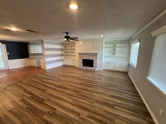 Building Photo - Beautiful 3/2 On A Cul-De-Sac!