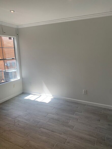 Building Photo - 16377 Lakeshore Dr