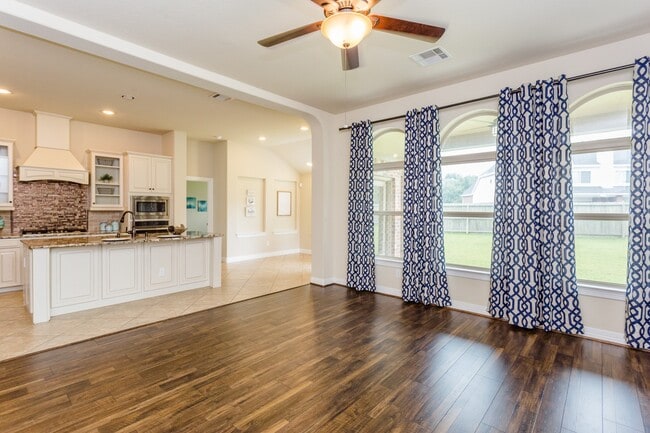 Building Photo - 6122 Garden Lakes Ln