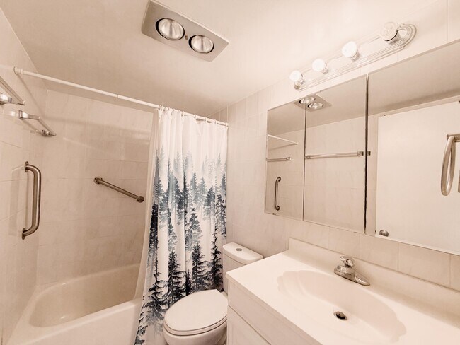 Building Photo - 100 Village Green Cir E