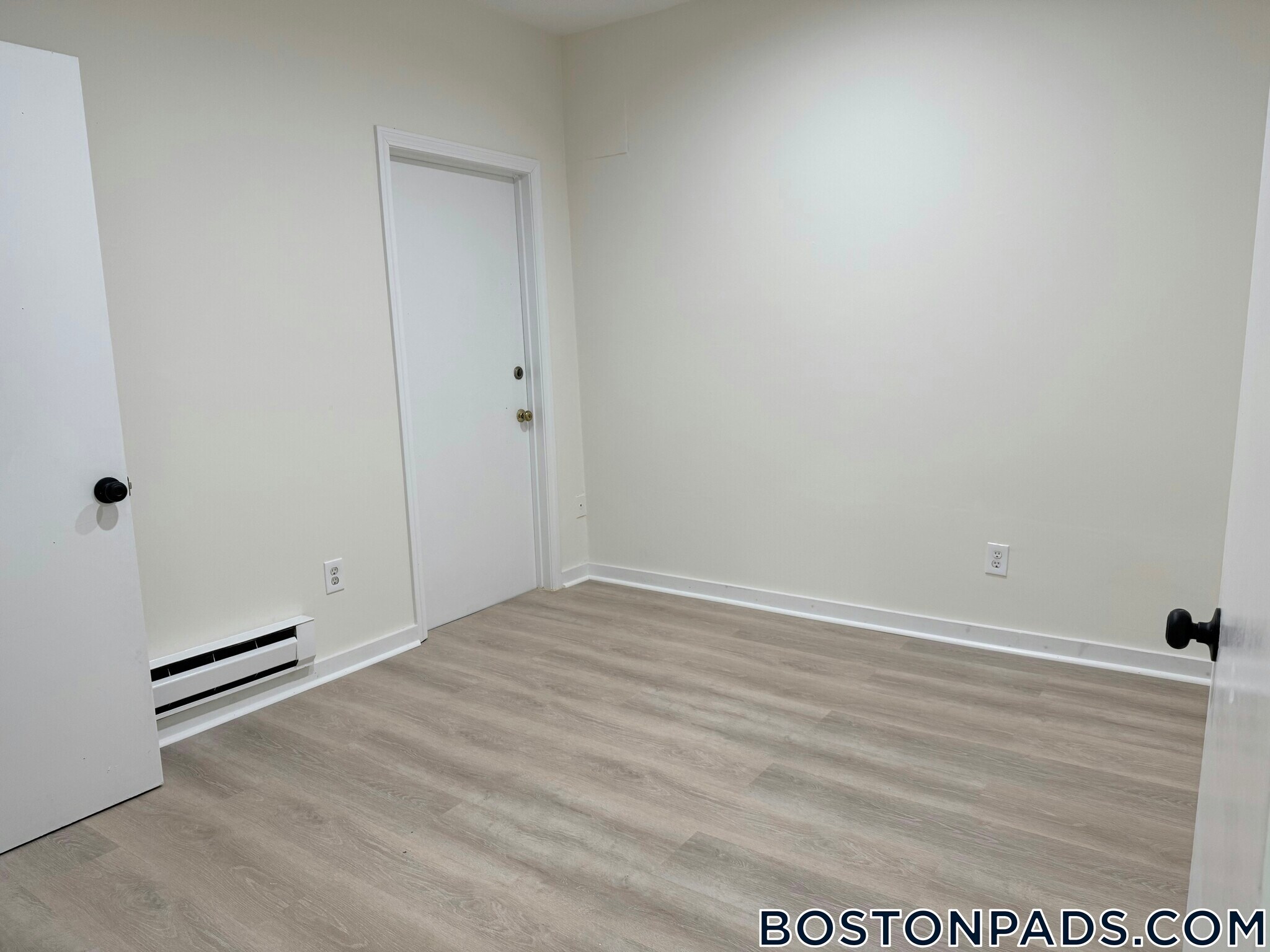 Building Photo - 452 Park Dr