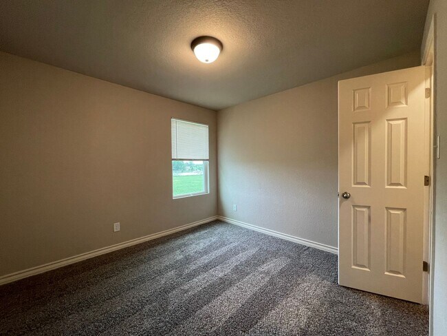 Building Photo - Townhome for rent