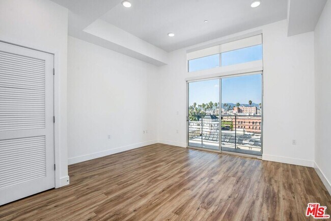 Building Photo - 453 S Kenmore Ave