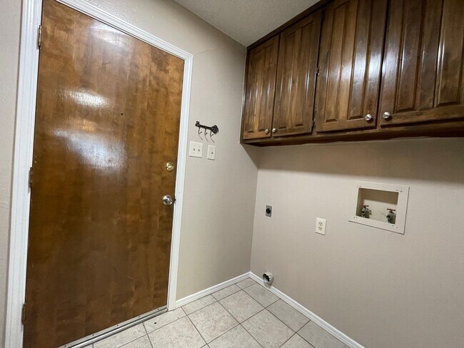 Building Photo - AVAILABLE NOW 3 BEDROOM 2 BATH HOME IN BUR...