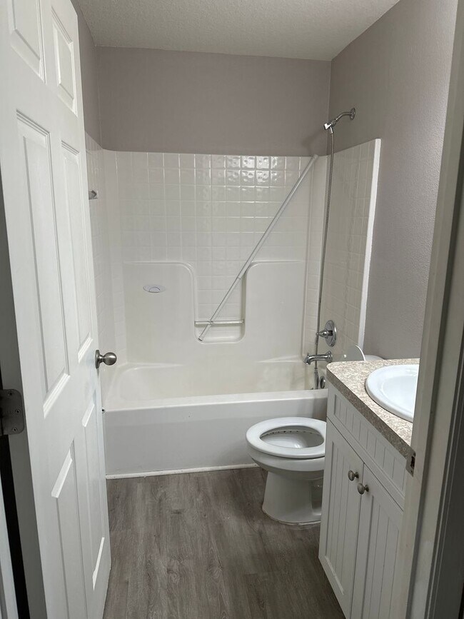Building Photo - Well maintained 3/2/2 with pond view and community pool
