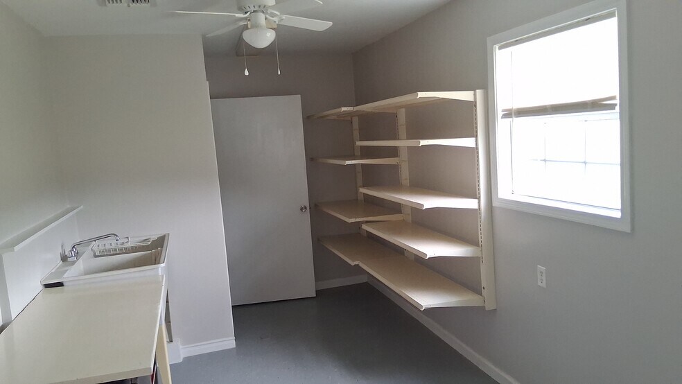 Building Photo - 145 Aselane St