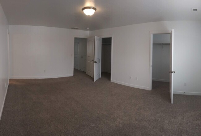 Building Photo - STUNNING 3 bed 2.5 bath Pet Friendly town ...