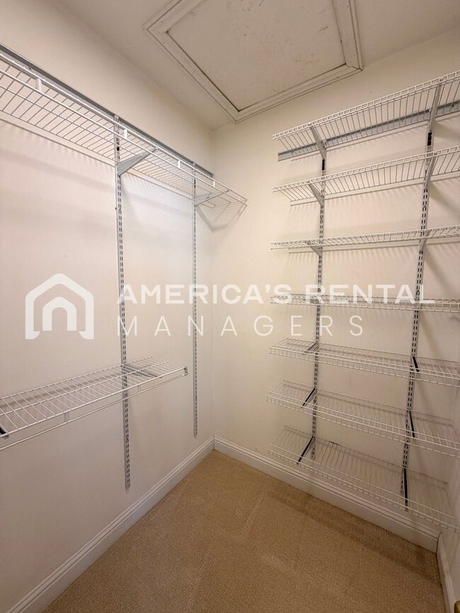 Building Photo - Spacious Five Bedroom Residence in Meadowbrook!