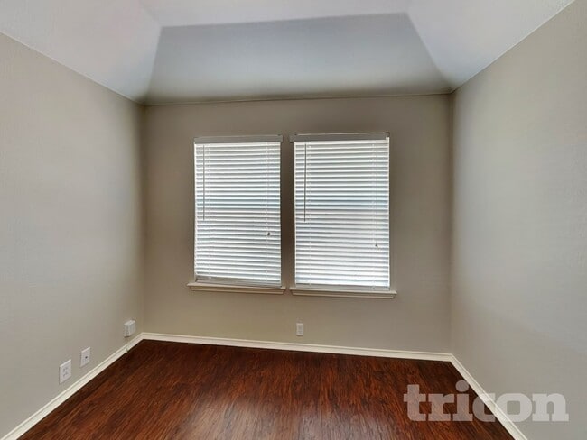 Building Photo - 317 Welch Dr