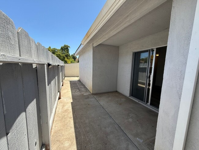 Building Photo - Two-bedroom single story in NW Modesto!