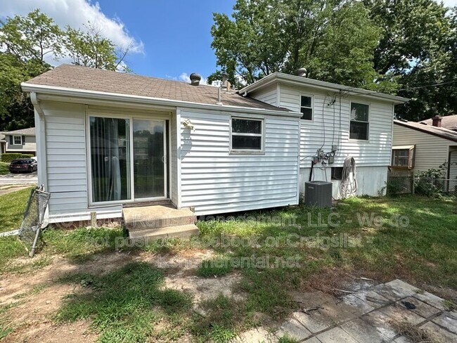 Building Photo - 5029 NE 56th Pl
