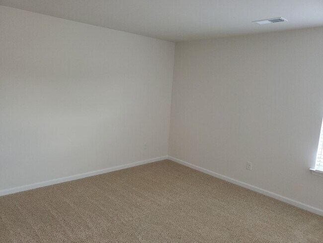 Building Photo - Beautiful Home minutes from the airport!