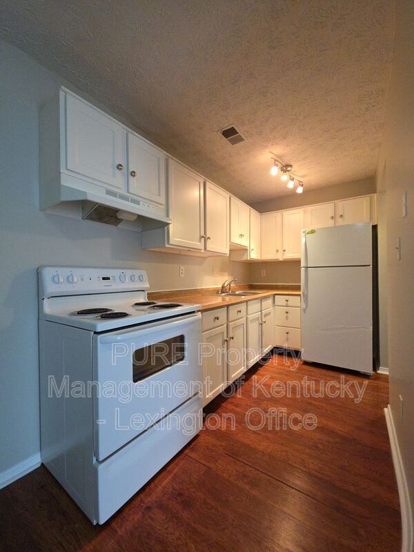 Building Photo - 352 Redding Rd