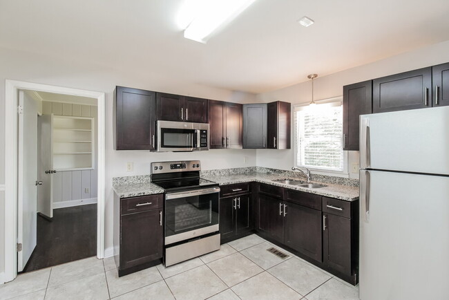 Building Photo - 2836 Parkmont Dr