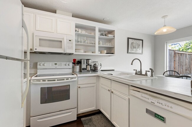 Building Photo - Lovely Townhouse in Kenton with Fenced Yard and Attached Garage