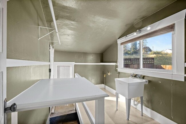 Building Photo - Charming 2-Bed 2-Bath Tacoma Craftsman | S...
