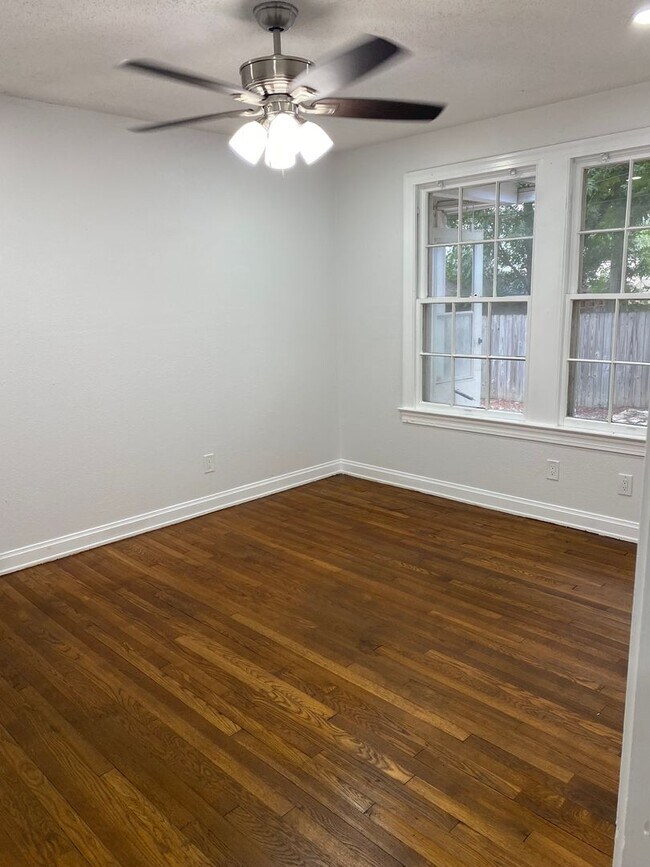 Building Photo - UT PRE LEASE: Charming 3 bed / 2 bath Hous...