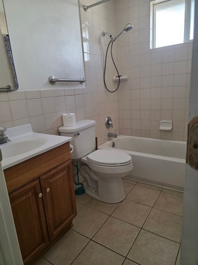 Building Photo - Little home with laundry room