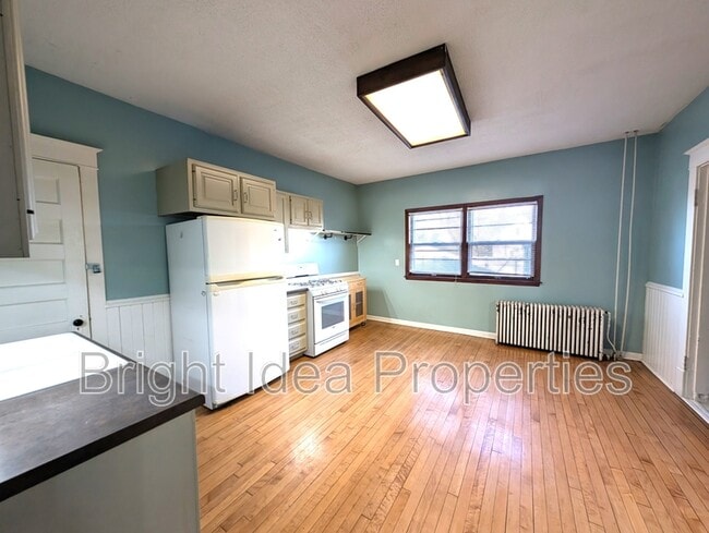 Building Photo - 869 Geranium Ave E