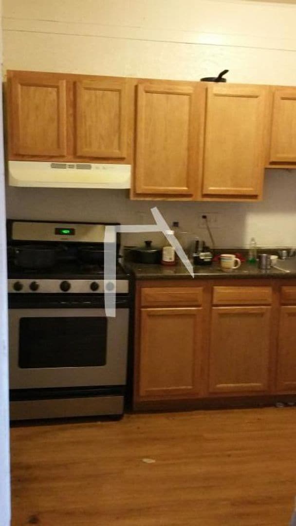 Building Photo - No Brokers Fee, No Security Deposit, heat,...