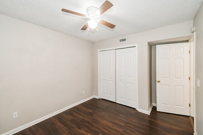 Building Photo - 1853 Alberta Ct N