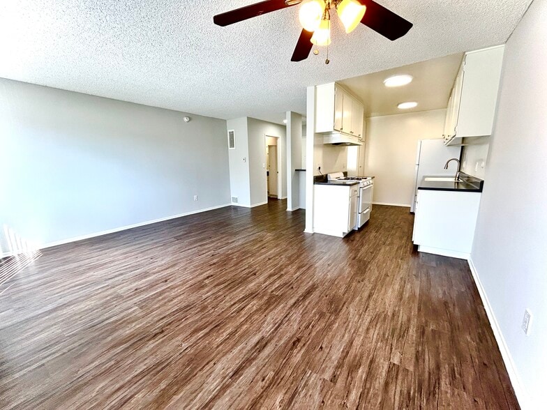 Building Photo - 14033 Burbank Blvd