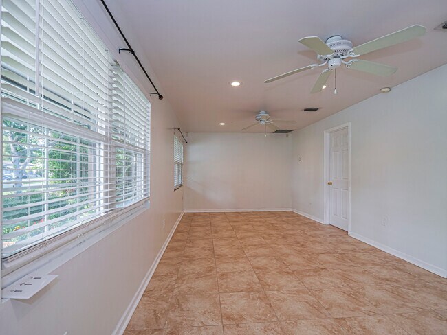 Building Photo - 1440 4th Ct