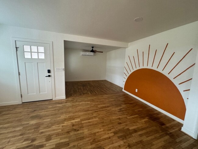 Building Photo - 2 Bedrooms, 1 Bath, Garage, Washer and Dryer Hookups