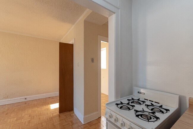 Building Photo - 653 W Belmont Ave