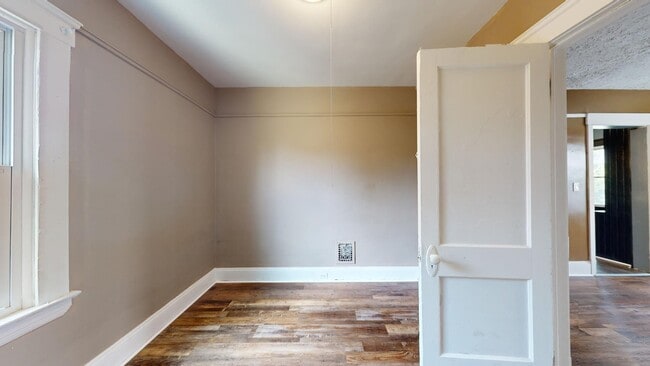 Building Photo - 4104 Clybourne