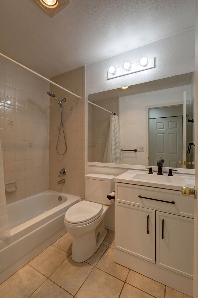 Building Photo - Charming Updated 2 Bedroom 2 Bathroom Bellevue Condo
