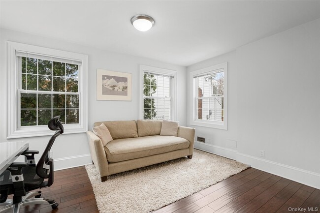 Building Photo - 225 Larchmont Ave