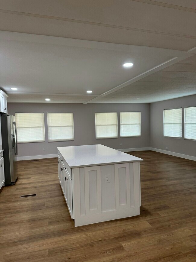 Building Photo - 15 NE 63rd Ct