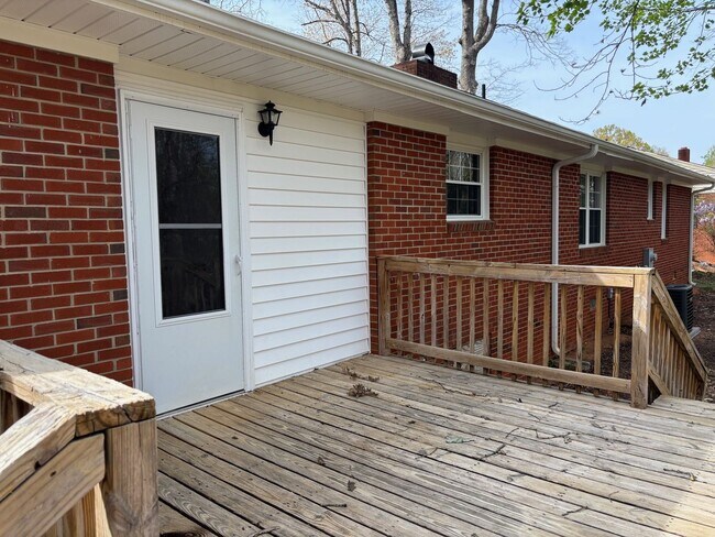 Building Photo - 3 BED, 2 BATH BRICK HOME IN ASHEBORO!