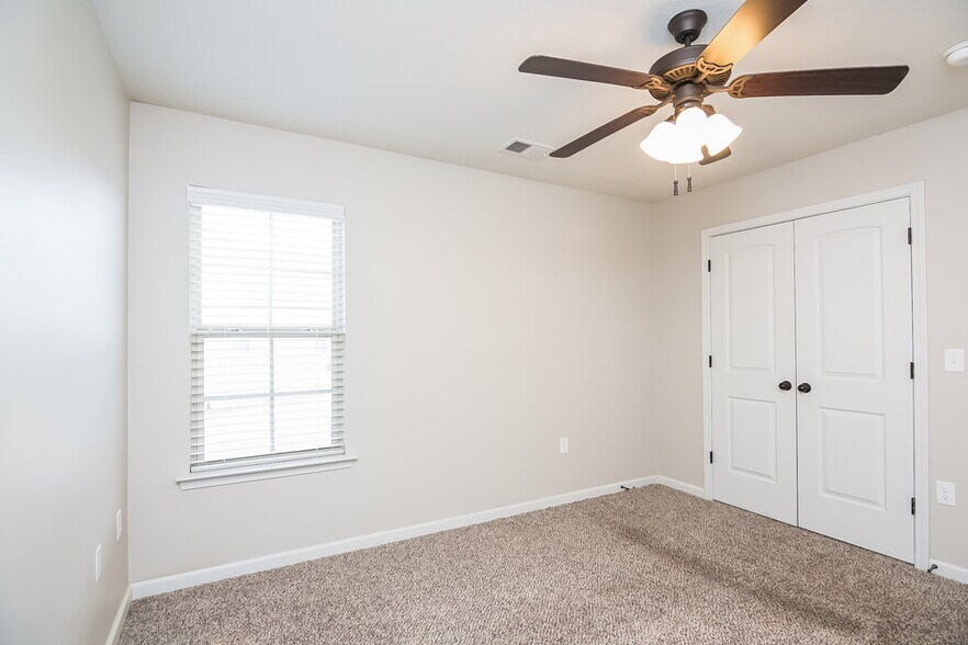 Building Photo - 2847 S Cherry Dr