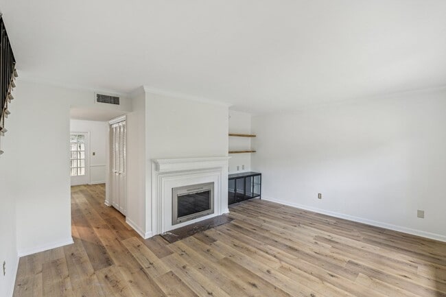Building Photo - Updated 2BR/2.5BA Townhome in Gated West B...