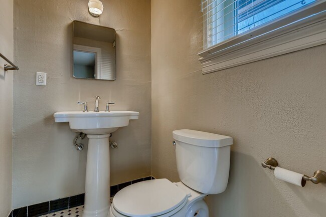 Building Photo - Minutes From Woodlawn Lake - 4 miles from ...