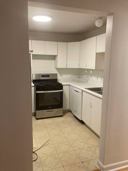 Building Photo - 746 S Oakley Blvd