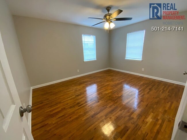 Building Photo - 711 W 54th St