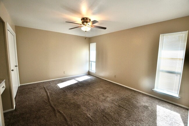 Building Photo - MOVE IN SPECIAL!! FOR LEASE! 1 Bedroom - 1 Bath - Town House Apartments!