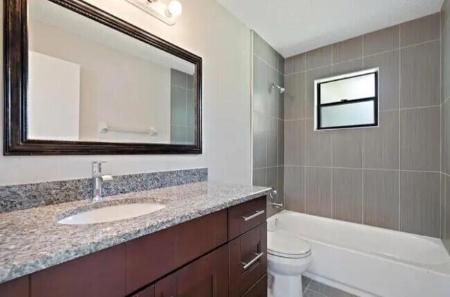Building Photo - 2450 SW Bayshore Blvd
