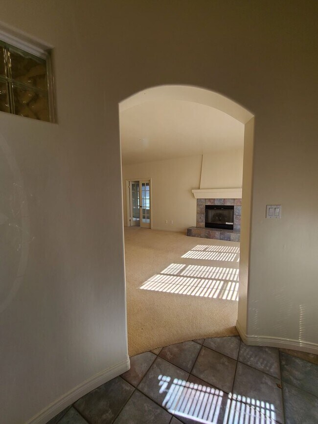 Building Photo - 4/2 bathroom located close to schools, sho...