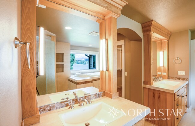 Building Photo - Gorgeous, Gated and Lake Front in Oregon City