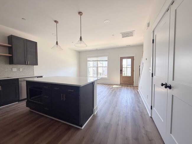 Building Photo - Fuller Style - Spacious 3-Bedroom Townhome with Pool and Pickleball Court