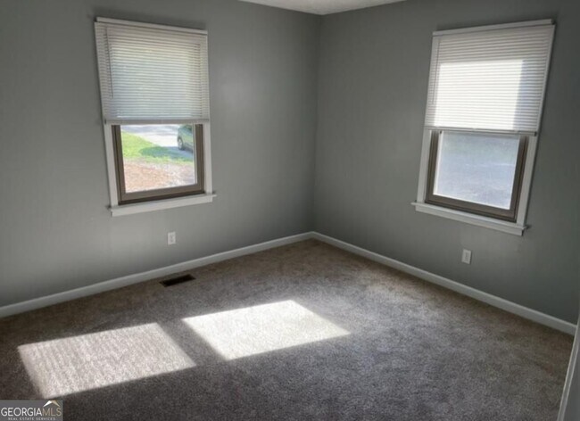 Building Photo - 19 Oak Hill Dr