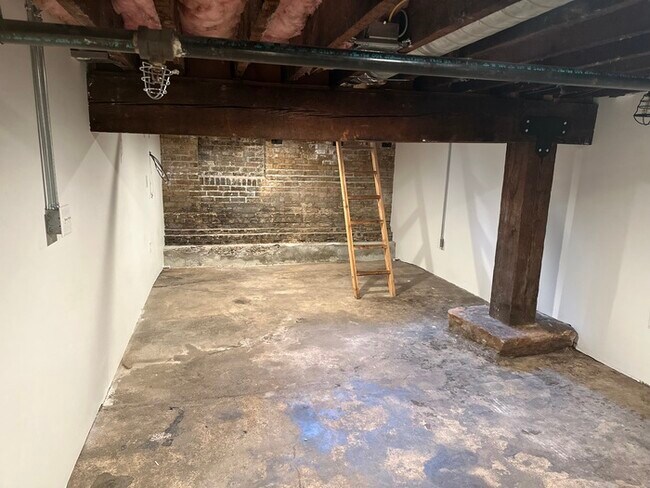 Building Photo - Condo