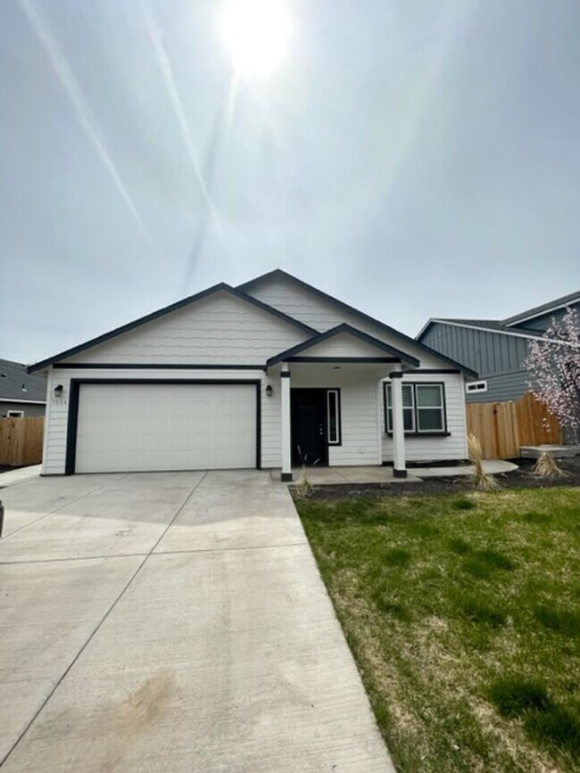Building Photo - Beautiful like new 3 bedroom Hayden home i...