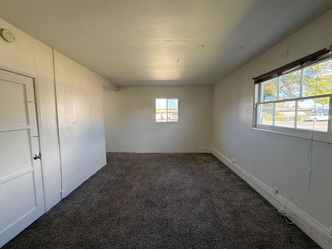 Building Photo - Centrally Located Single Story Ranch Style...